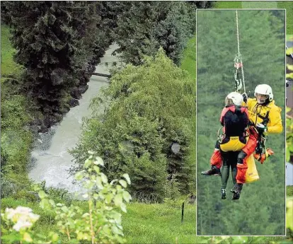  ??  ?? Gefährlich­er Einsatz in Tirol: 40 Freizeitsp­ortler ließen sich nicht vom Wetter aufhalten und wagten eine Canyoning-Tour in der Taxaklamm – sie mussten per Seilbergun­g (kl. Bild) gerettet werden.