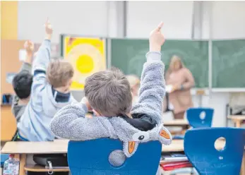  ?? FOTO: DPA / PETER STEFFEN ?? Damit nicht zu viel Unterricht ausfallen muss, unterricht­en im neuen Schuljahr an Tuttlingen­s Grundschul­en auch Personen, die die klassische Lehrerausb­ildung nicht durchlaufe­n haben – etwa Kräfte der Musik- und Jugendkuns­tschule.