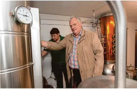  ?? Fotos: Jens Eber ?? Ulrich Greiner und sein Sohn Stefan betreiben eine Brennerei in der Heidenheim­er Innenstadt. In der Obstmanufa­ktur Greiner werden Obstbrände, aber auch Gin und Whisky hergestell­t.