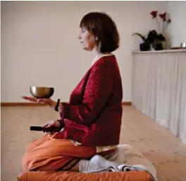  ?? PÅL CHRISTENSE­N ?? Connie Hvidberg Norup fikk uventet besøk av vektere i yogastudio­et.