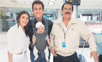  ??  ?? AEROPUERTO. Salvador Nasralla compartió en Facebook dos fotos con su familia y la de Manuel Zelaya a su llegada de viaje.