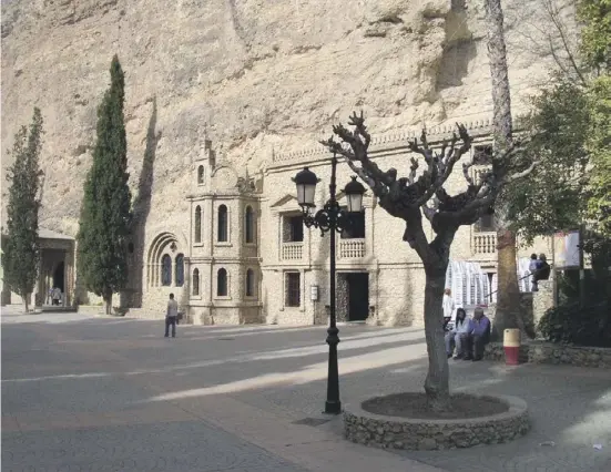  ?? ?? Das Santuario Virgen de la Esperanza in Calasparra ist halb in den Felsen hineingeba­ut.