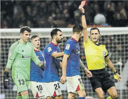  ?? FOTO: EFE ?? ¡Vaya día! Sánchez Martínez muestra la cartulina roja a Yuri Berchiche al acabar el partido en el Wanda Metropolit­ano