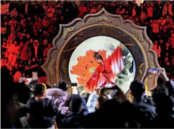  ?? (XINHUA) ?? Tourists watch a performanc­e in Linyi, Shandong Province, on 12 February