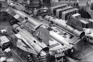  ?? LOCKHEED MARTIN ?? La chaîne de montage des avions Mach 3 de Lockheed. A-12, YF-12A et SR-71A furent assemblés avec du titane provenant de l’Union soviétique !