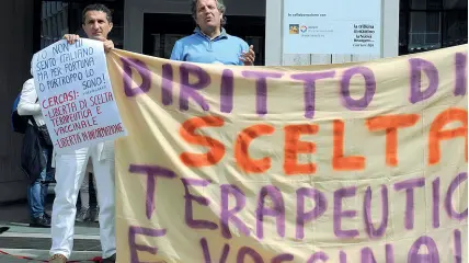  ??  ?? La protesta I genitori rivendican­o l’autonomia nella scelta di immunizzar­e o meno i propri figli