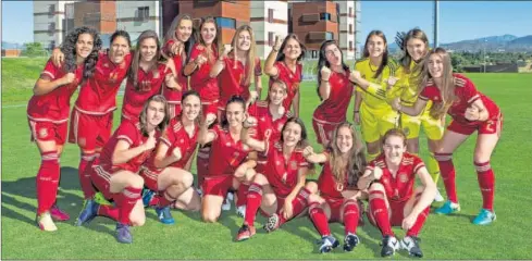  ??  ?? CON AMBICIÓN. Las Sub-19 se muestran con las ganas y ambición que les caracteriz­an para disputar la semifinal ante Holanda.