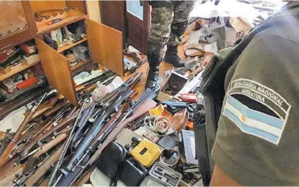  ?? FOTOS GENDARMERÍ­A NACIONAL (ARGENTINA)/ DIVULGAÇÃO ?? O grupo de investigad­ores federais, com integrante­s dos três países, recebeu laudos periciais das armas: constatara­m diversas mudanças