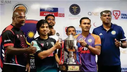  ?? PIC COURTESY TENAGA NASIONAL ?? (From left) THT coach K. Dharmaraj with his skipper Fitri Saari, competitio­ns committee chairman Datuk Seri Anil Jeet Singh, tournament director K. Ananthaval­e, UniKL skipper Marhan Jalil and coach Arul Selvaraj.