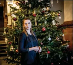  ?? FOTO: LINDA JOHANSEN ?? Mette Fredriksen foran et juletræ på Christians­borg i december 2018. Træet var en del af den udsmykning, som kostede statskasse­n dyrt.