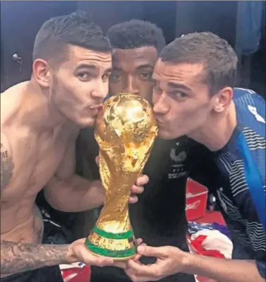  ??  ?? CAMPEONES. Lucas, Lemar y Griezmann, tres atléticos que ganaron el Mundial con Francia.