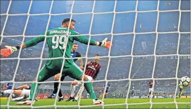  ??  ?? IMPARABLE. Icardi remata para marcar uno de sus tres goles en la victoria del Inter contra el Milán..