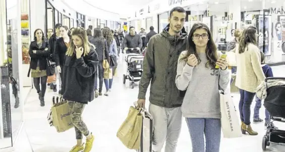  ??  ?? Usuarios pasean por las calles interiores de un centro comercial de Badajoz.