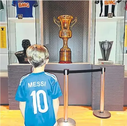  ?? (LA VOZ) ?? Brasileño-argentino. Matías, un niño local fanático de Messi, en el museo del estadio Mineirao.