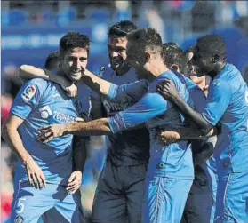  ?? FOTO: GETTY ?? Markel Bergara es felicitado por sus compañeros tras marcar el 1-0 ante el Alavés