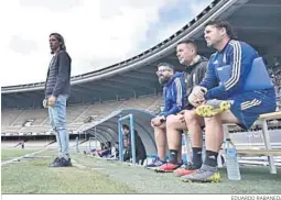  ?? EDUARDO RABANEDA ?? Checa, serio en el banquillo junto a su cuerpo técnico.