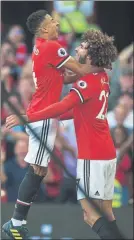  ?? FOTO: EFE ?? Lingard y Fellaini se abrazan