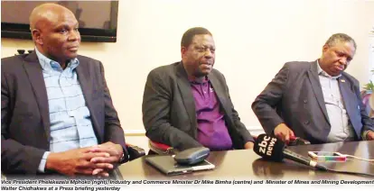  ??  ?? Vice President Phelekezel­a Mphoko (right), Industry and Commerce Minister Dr Mike Bimha (centre) and Minister of Mines and Mining Developmen­t Walter Chidhakwa at a Press briefing yesterday