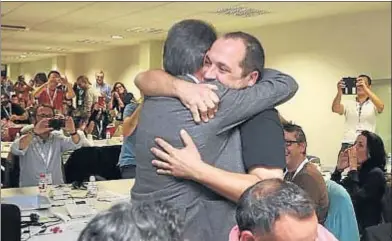  ?? LV ?? El emotivo abrazo entre Artur Mas y David Fernández el 9-N del 2014