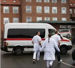  ?? FOTO: GREGERS TYCHO ?? Personalet på Bispebjerg Hospital får en varm hilsen fra Olaf Norup.