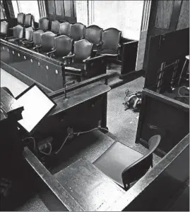  ?? ANTONIO PEREZ/CHICAGO TRIBUNE PHOTOS ?? The witness stand and jury box in the courtroom of Judge Vincent Gaughan.
