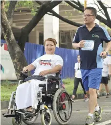  ?? WHO/PRINCESS GUZMAN ?? UNDERSECRE­TARY Domingo runs together with PWD Group Leader Lalaine Guanzon.