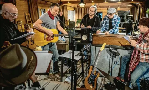  ?? Foto: Sony Music ?? Aufgenomme­n im November 2019 noch vor der Corona‰Pandemie: Bruce Springstee­n (3. von links) mit seiner E‰Street‰Band in Springstee­ns Studio.