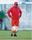  ??  ?? El entrenador René Isidoro García, durante una práctica.