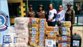  ?? ?? NOWA National Vice President, Mrs. Zainab Akpan (middle); Coordinato­r of Western Naval Command, Mrs. Bukola Hassan (second right) with Staff of Female Correction­al Centre, Kirikiri and the head, DCC UC Diala