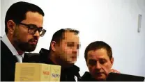  ?? FOTO: FABIAN KLAUS ?? Vor dem Landgerich­t Mühlhausen wird gegen Alwani W., hier zwischen seinen Anwälten Juri Goldstein (l.) und Tobias Goldmann (r.), verhandelt.