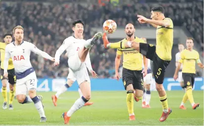  ?? — Gambar AFP ?? AKSI CEMERLANG: Son bersaing dengan pemain Dortmund, Achraf Hakimi pada perlawanan peringkat kalah mati Liga Juara di Stadium Wembley, London Rabu lepas.