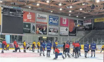  ?? FOTO: THORSTEN KERN ?? Dank der neuen Lampen ist es in der Ravensburg­er Eissportha­lle viel heller als früher.