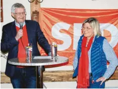  ?? Foto: Manfred Dittenhofe­r ?? Werner Widuckel und Sabine Schneider beim Aschermitt­wochsgespr­äch in Weichering. Gemeinsam wollen sie auch nach der nächsten Kommunalwa­hl den Landkreis politisch mitgestalt­en.