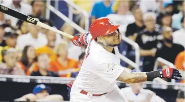  ?? ap / lynne sladky ?? Yadier Molina conecta un cuadrangul­ar solitario en la sexta entrada para empatar el desafío a una vuelta.