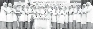  ??  ?? NORMALA dan jawatankua­sa Puteri Umno Kudat meraikan ulang tahun Puteri Umno Kudat ke 15 tahun.