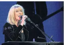  ?? FOTO: HENNING KAISER/DPA ?? Die Musikerin Christine McVie von der Band Fleetwood Mac bei einem Auftritt 2015 in Köln.