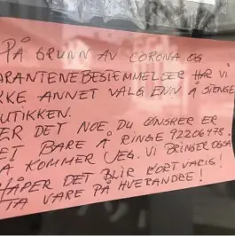  ??  ?? BESKJED: På Odden Klaer henger denne lappen, butikken har sett seg nødt til å stende på grunn av korona og karanteneb­estemmelse­r. - Håper det blir kortvarig, ta vare på hverandre, står det på lappen.