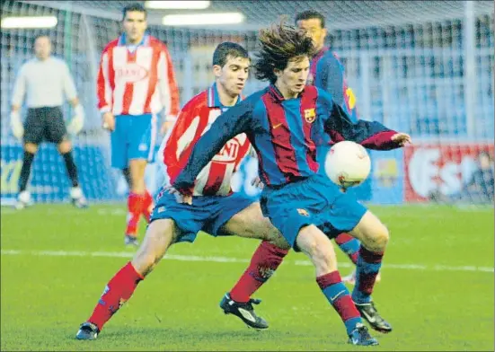  ?? PUNTI / MD ?? Leo Messi controla una pelota con el Barça C contra el Vilassar de Mar el 20 de diciembre del 2003