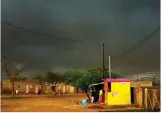  ??  ?? Un orage au nord du Burkina Faso.