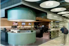  ??  ?? “Кирей по Кабуки”, с изысканной японской кухней, у входа в Терминал 4, аэропорта Адольфо Суарес - Мадрид Барахас.