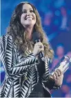  ?? NAT H A N D E N E T T E / T H E C A NA D I A N P R E S S ?? Alanis Morissette gets a Canadian Music Hall of Fame award.