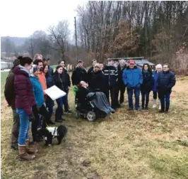  ??  ?? GRUPPEBILD­E: Naermere 30 personer møtte opp på kort varsel.