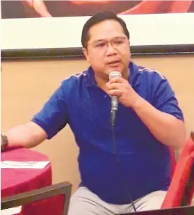  ?? FOTO / JEANDIE O. GALOLO SUNSTAR ?? WORKING IT OUT. Grab Philippine­s public affairs manager Leo Emmanuel Gonzales addresses questions in a press conference.