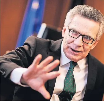  ?? FOTO: LAIF ?? Thomas de Maizière (63, CDU) in seinem Büro im Bundesinne­nministeri­um. Von dort blickt er auf das Kanzleramt.