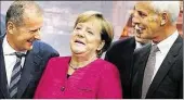  ?? AP-BILD: PROBST ?? Treffen auf der Internatio­nalen AutomobilA­usstellung (IAA) in Frankfurt: Kanzlerin Angela Merkel (CDU) mit VW-Markenvors­tand Herbert Diess (links) und VW-Chef Matthias Müller.