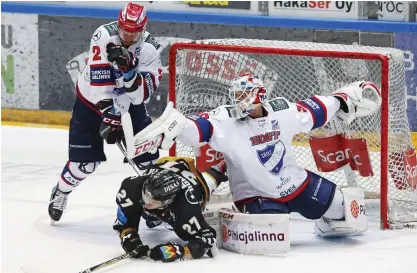  ?? FOTO: LEHTIKUVA/TIMO HEIKKALA ?? Kevin Lankinen var säkerheten själv mellan IFK-stoplarna.