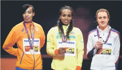  ?? — Gambar Reuters ?? DETIK MANIS: Dibaba (tengah) meraikan kejayaan memenangi pingat emas di atas podium bersama pemenang pingat perak, Hassan (kiri) dan pemenang pingat gangsa, Muir pada upacara penyampaia­n pingat bagi acara 3,000 meter wanita.