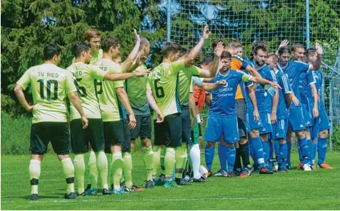  ?? Foto: Peter Kleist ?? Die Akteure des SV Ried wollen auch in der kommenden Saison in der Kreisklass­e ihren Zuschauern zuwinken. Doch dazu muss in Oberbernba­ch ein Sieg her – und es muss auch noch die Konkurrenz mitspielen.