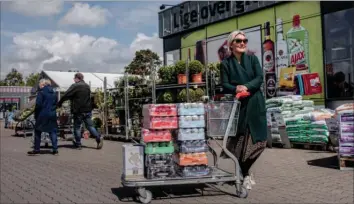  ??  ?? Skattemini­steriet kan ikke oplyse, hvor mange øl og sodavand danskerne forventes at købe, når de alligevel tager til udlandet for at købe cigaretter. Arkivfoto: Casper Dalhoff