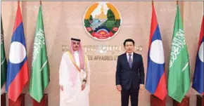 ?? VIENTIANE TIMES ?? Lao foreign minister Saleumxay Kommasith (right) and his Saudi counterpar­t Prince Faisal bin Farhan al Saud in Vientiane on Friday.